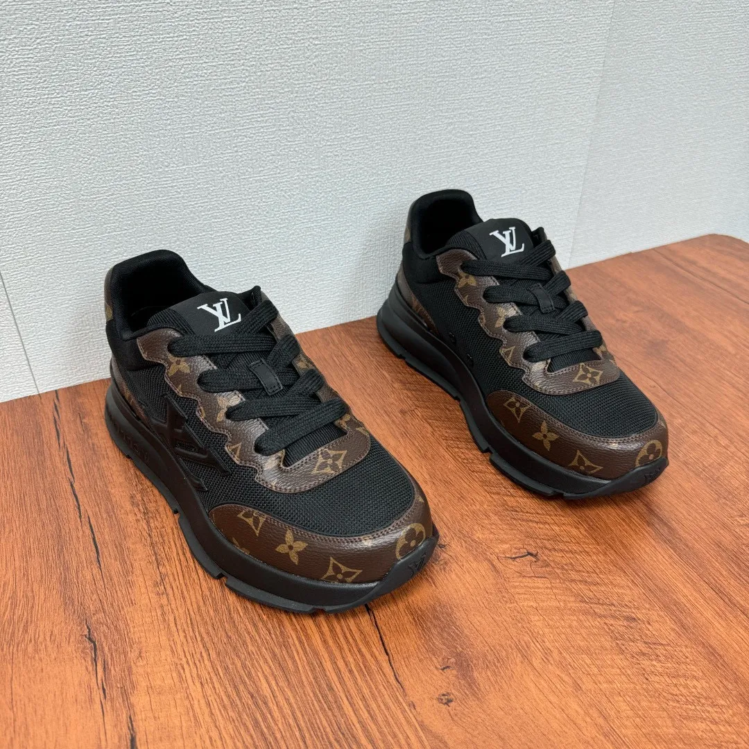 Men's shoes: 480💰LV Classic men's sports shoes are shipped. Lightweight thick-soled chubby bread shoes, super versatile and multiple styles are coming! This sneaker is made of smooth cowhide punching and grained cowhide stitching to create an elegant design. Grained cowhide is stitched with technical mesh, and smooth cowhide and grained cowhide are combined in multiple styles. The color is classic and versatile, and it can be easily integrated into various styles. The eye-catching LV letters are marked on the side of the shoe, the tongue is decorated with LV embroidered letter web logo, the brand logo is screen-printed on the heel, and the lightweight rubber outsole is embellished with Vuitton's personalized logo. The fabric-lined foot pads make your feet fashionable, handsome and versatile! Comes with full original packaging! Size: 38-44, customized 45